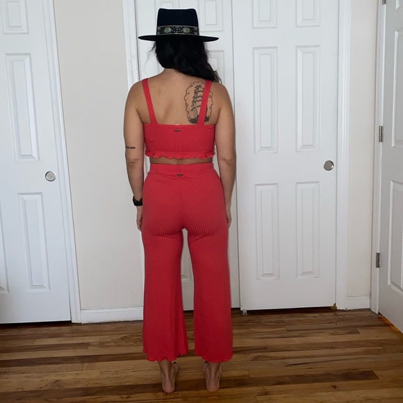 Billabong Comfy Cute Red Set in Size Medium - Picture 3 of 4